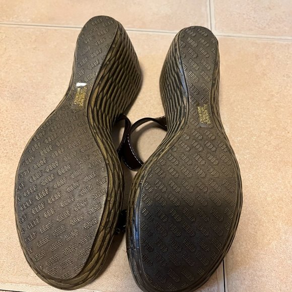 Italian Shoemakers - Brown Wedge w/Gold Flowers - 8.5 - Picture 3 of 4